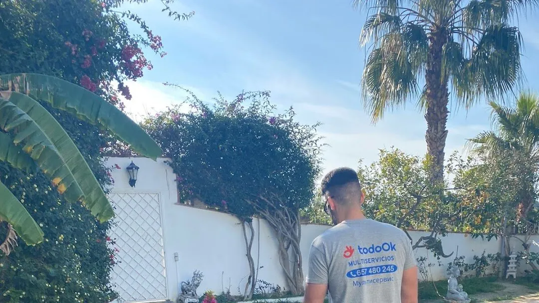 Trabajador de Todo OK Multiservicios en Manilva